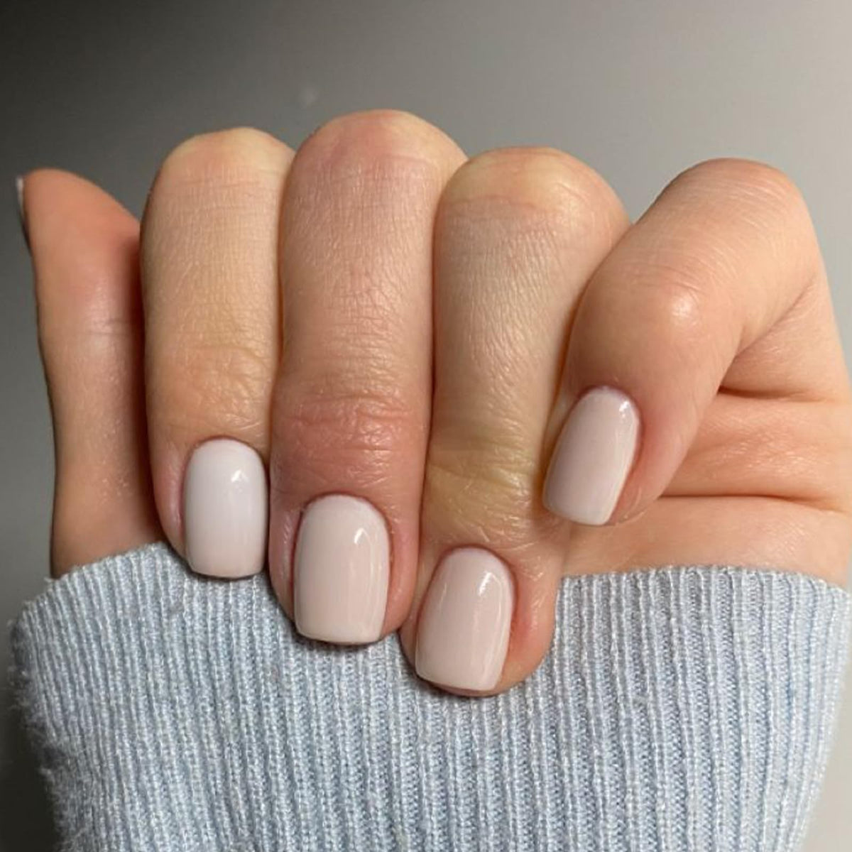Modelones uñas postizas cortas blanco lechoso squoval, acabado natural y cómodo.