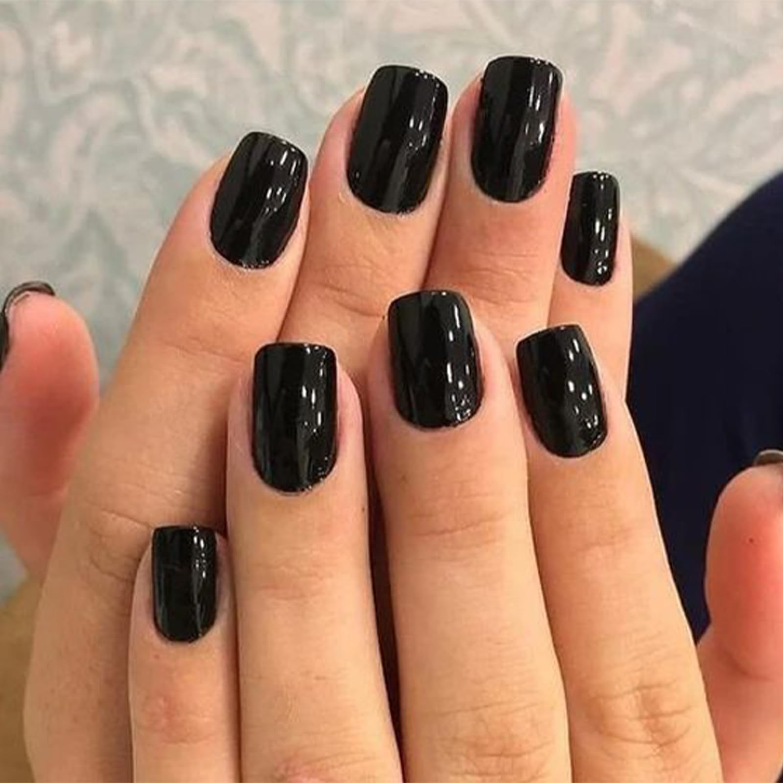 Modelones uña postiza negra corta para estilo instantáneo y acabado limpio.