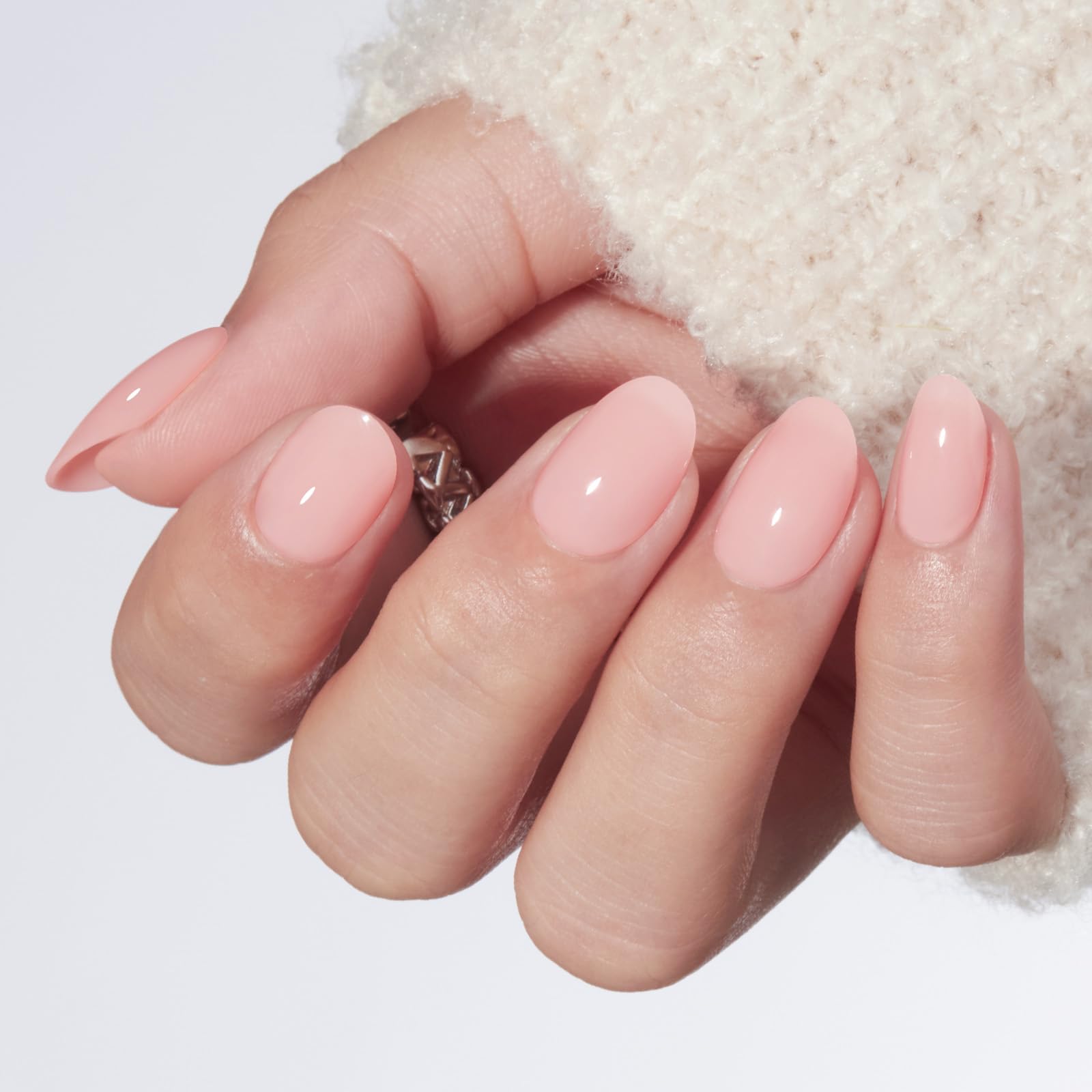 Modelones uñas tono piel rosado corto ovaladas para un aspecto natural.