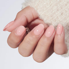 Modelones uñas tono piel rosado corto ovaladas para un aspecto natural.