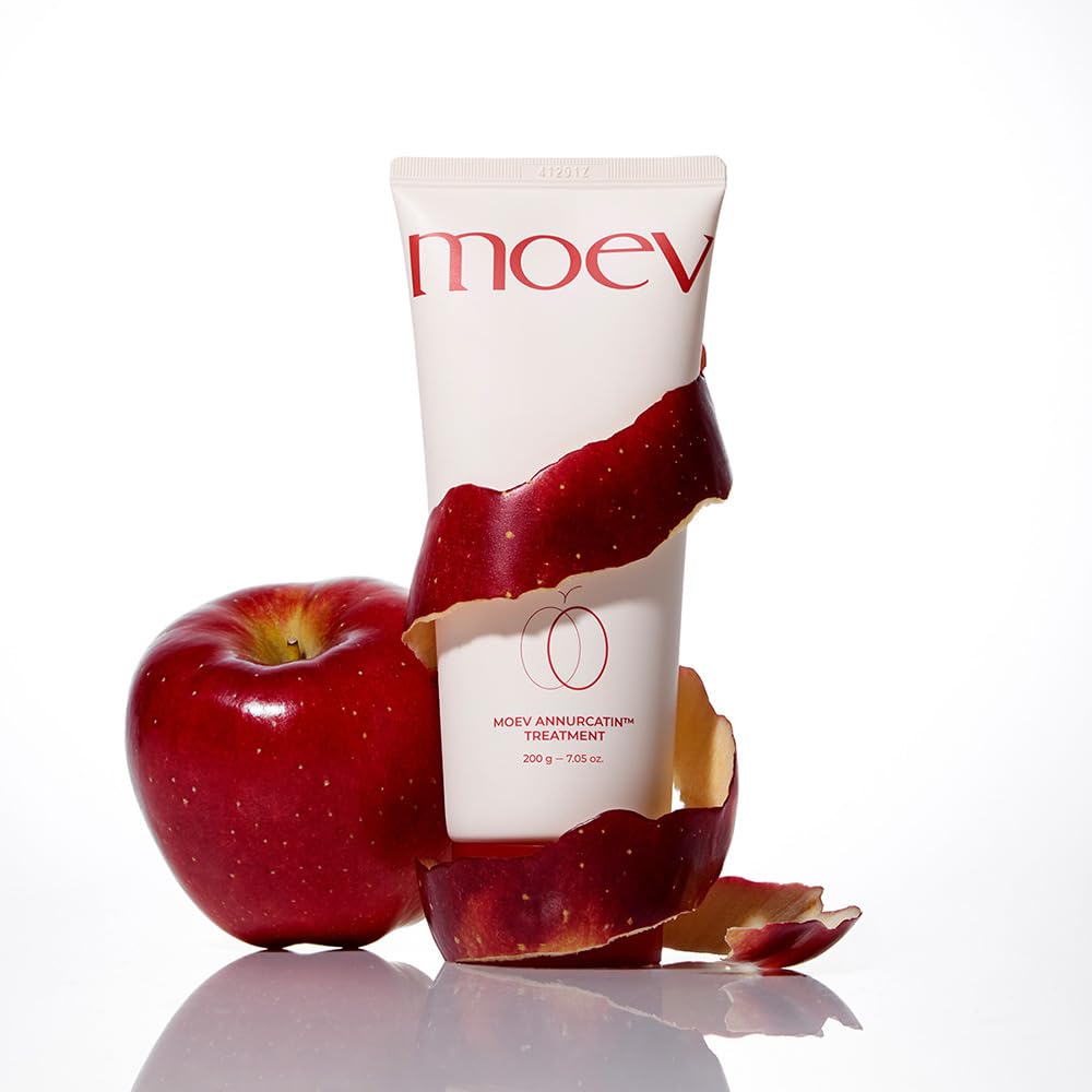 Aplicación de MOEV ANNURCATIN en cabello, textura cremosa para nutrición suave.
