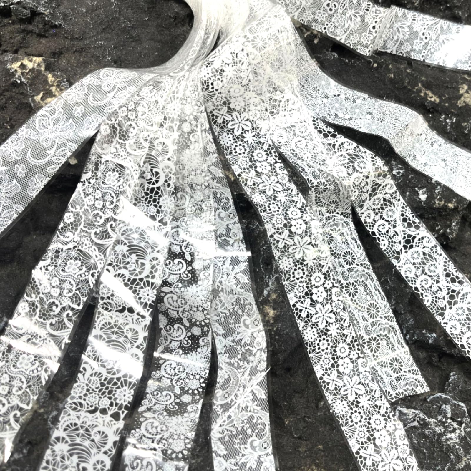 Encaje blanco con acabado holográfico, ideal para manicuras rápidas.