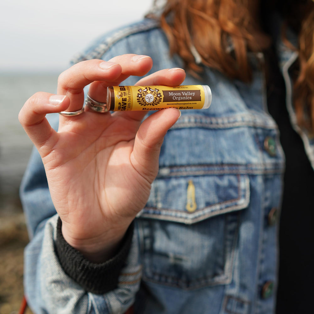 Moon Valley Organics bálsamo labial empaque eco para cuidado consciente