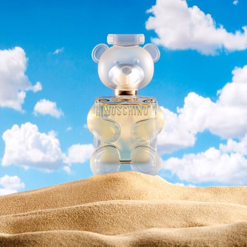 Moschino Toy 2 notes close-up hinting floral and fruity elements.