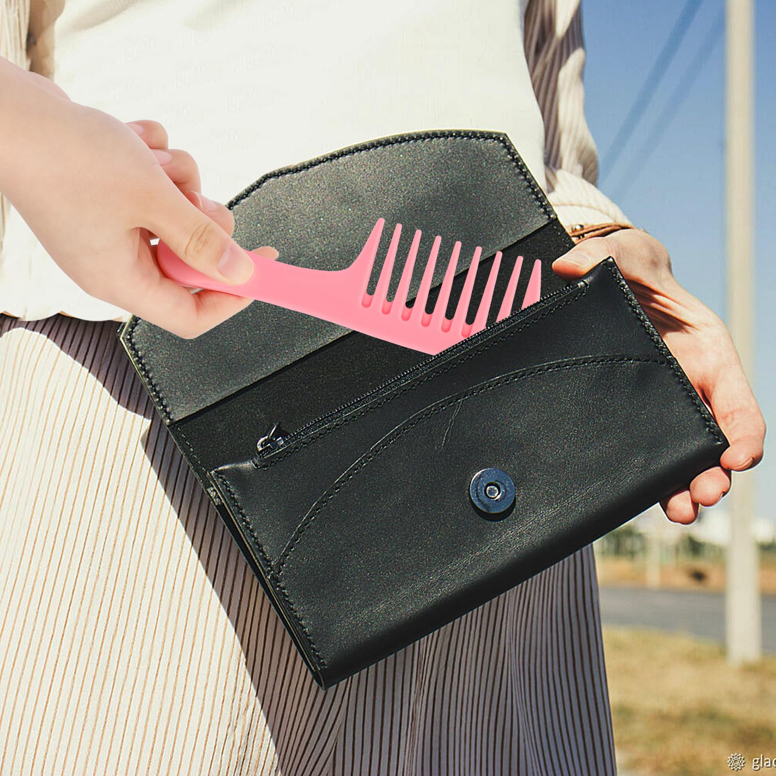 Mozeat Lens anti-static, heat-resistant detangling comb for curly or wet hair.