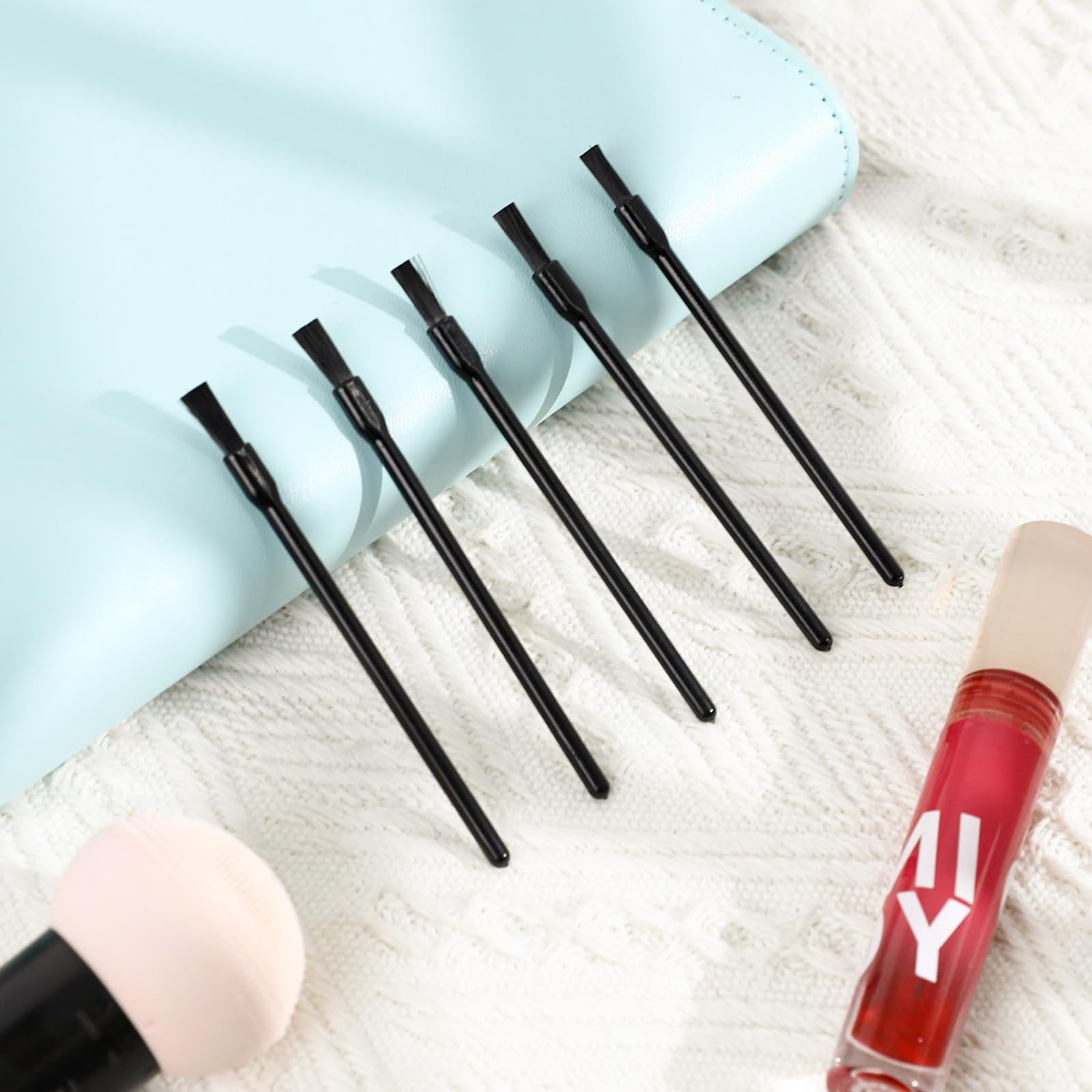 Mozeat Lens detail brush handle close-up highlighting lightweight plastic for easy handling.
