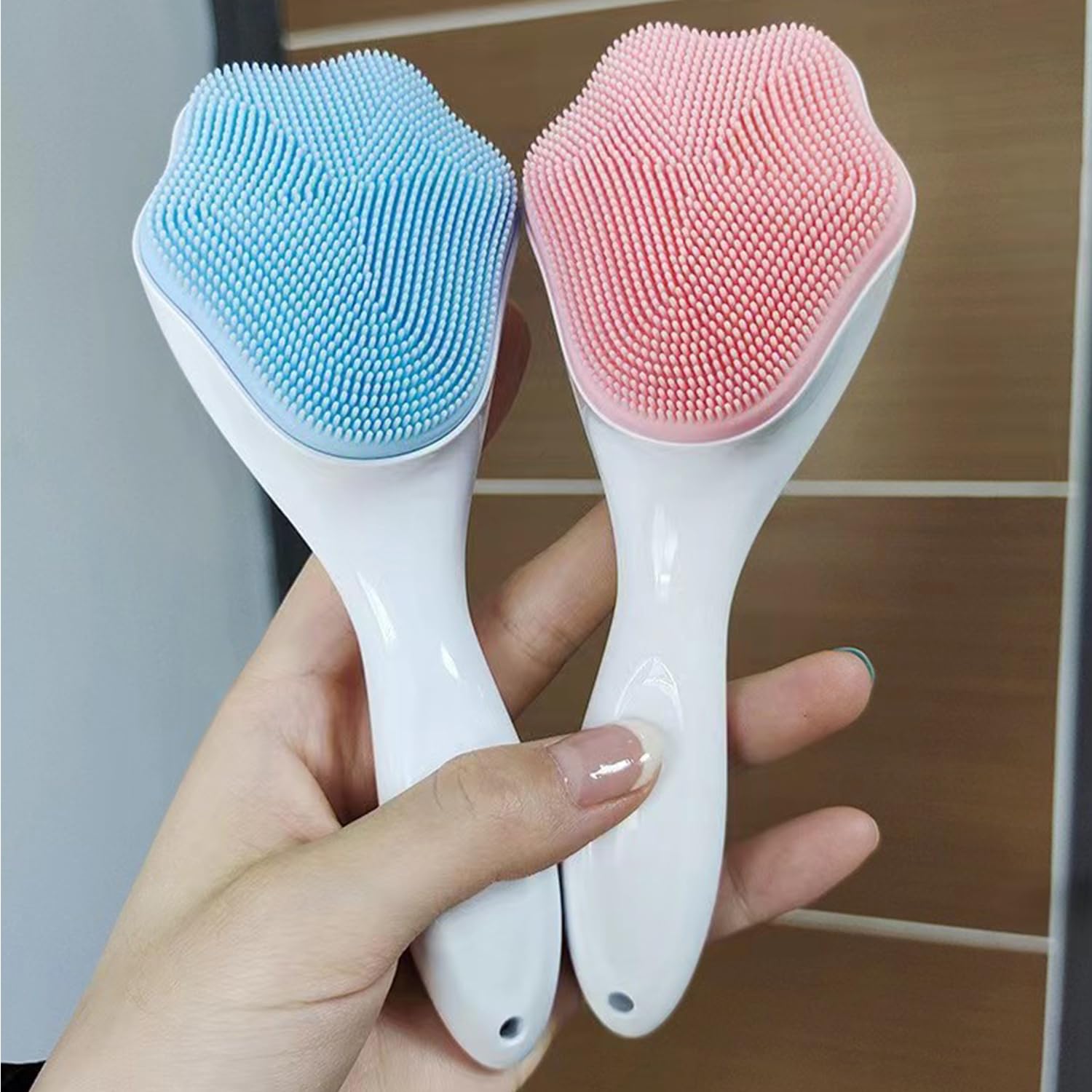 MR LION face brush provides a soothing massaging action during cleanse.