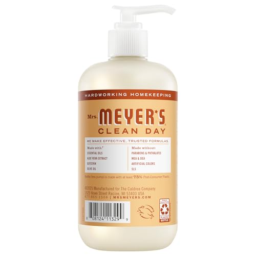Espuma suave en la mano con el jabón Mrs. Meyer's Clean Day.