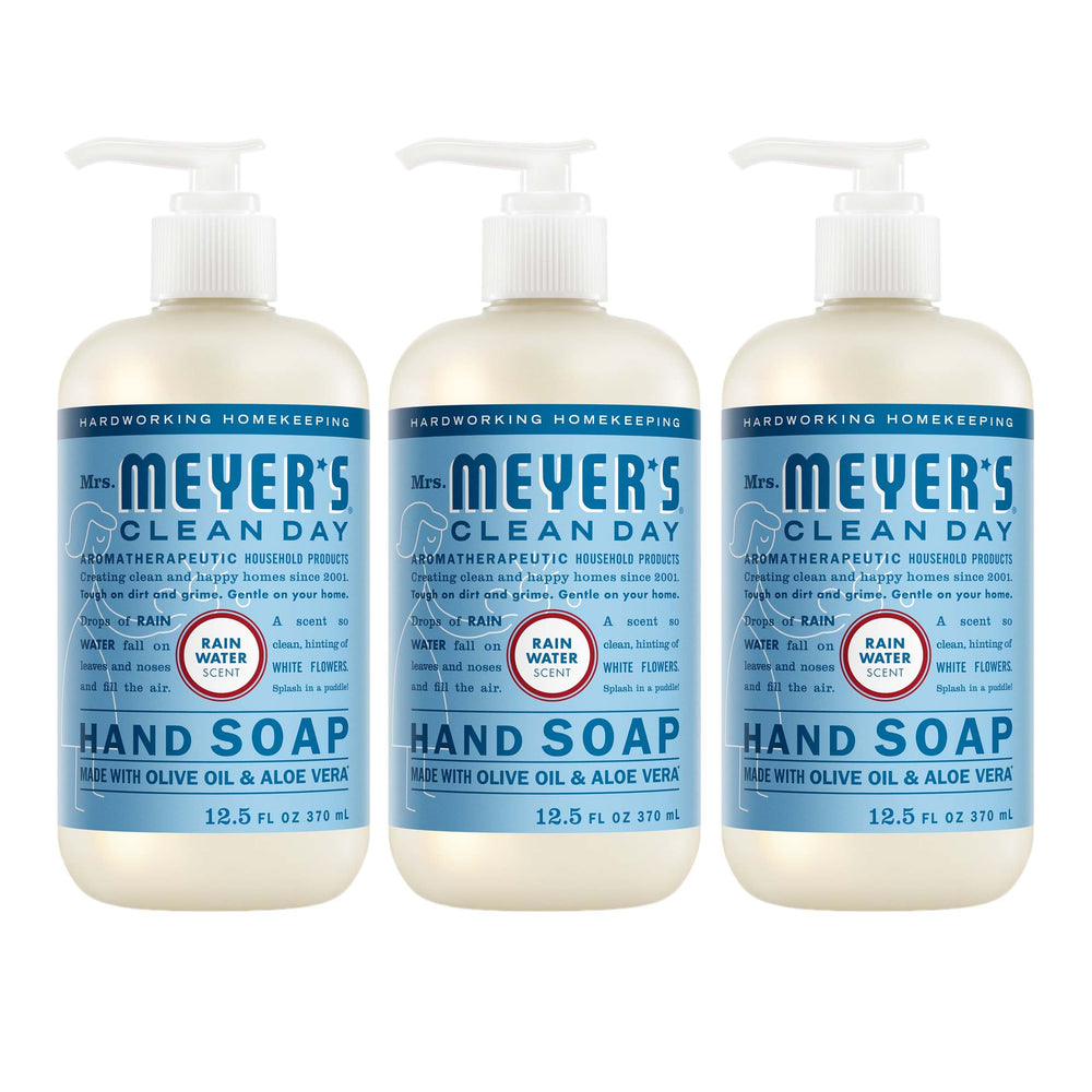 Jabón de manos Mrs. Meyer's Clean Day Rain Water, botella visible para uso diario.