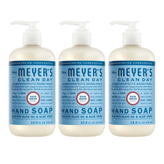 Jabón de manos Mrs. Meyer's Clean Day Rain Water, botella visible para uso diario.
