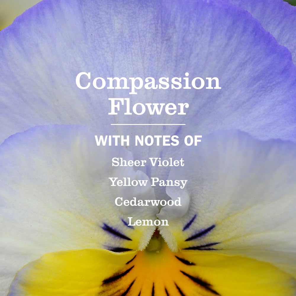 Etiqueta de Mrs. Meyer's Compassion Flower con ingredientes naturales.