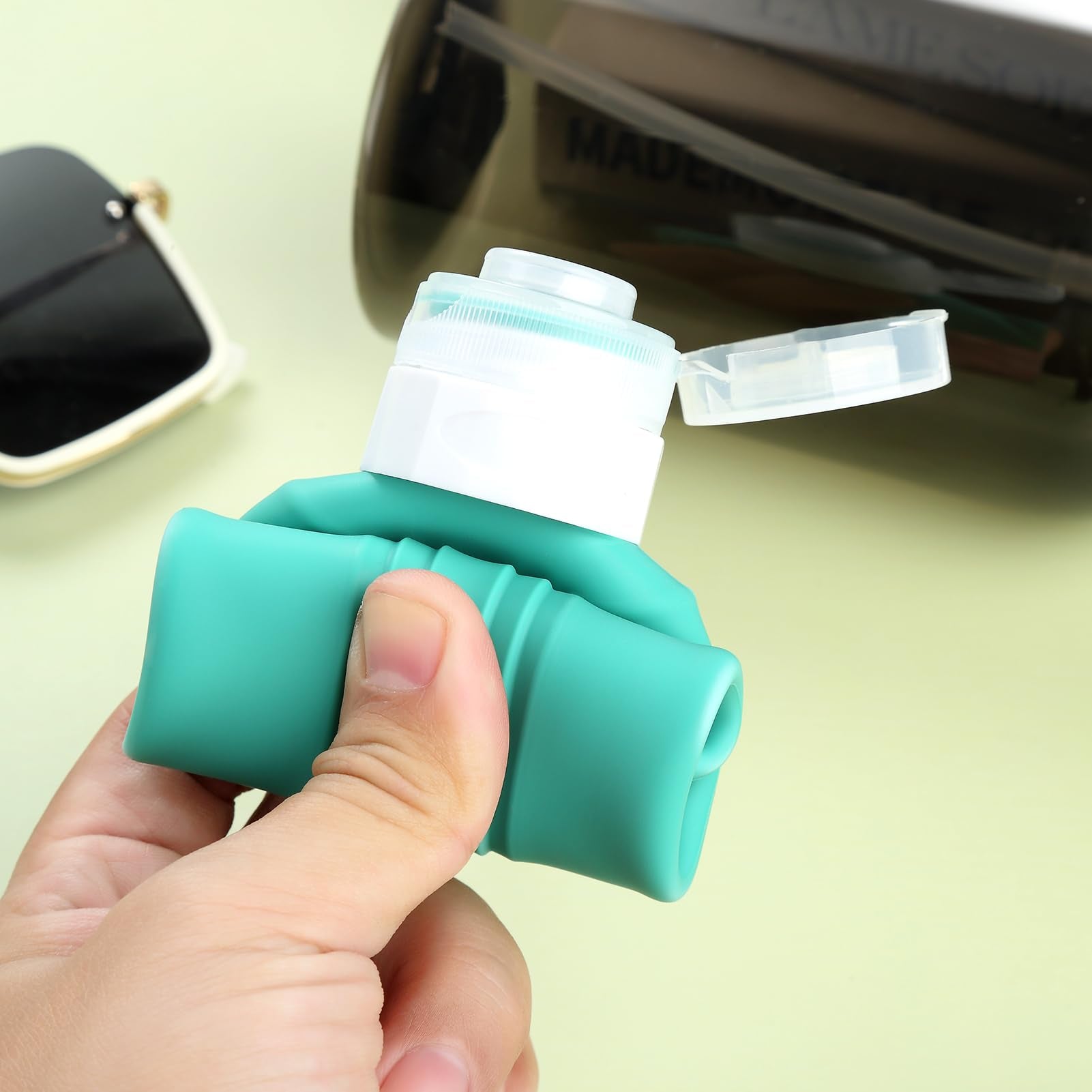 Mrsdry luggage-friendly travel set reduces spills in transit