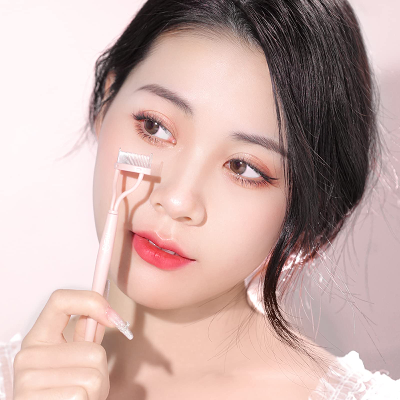 MSQ storage-cap lash comb fits neatly in bags for on-the-go use.