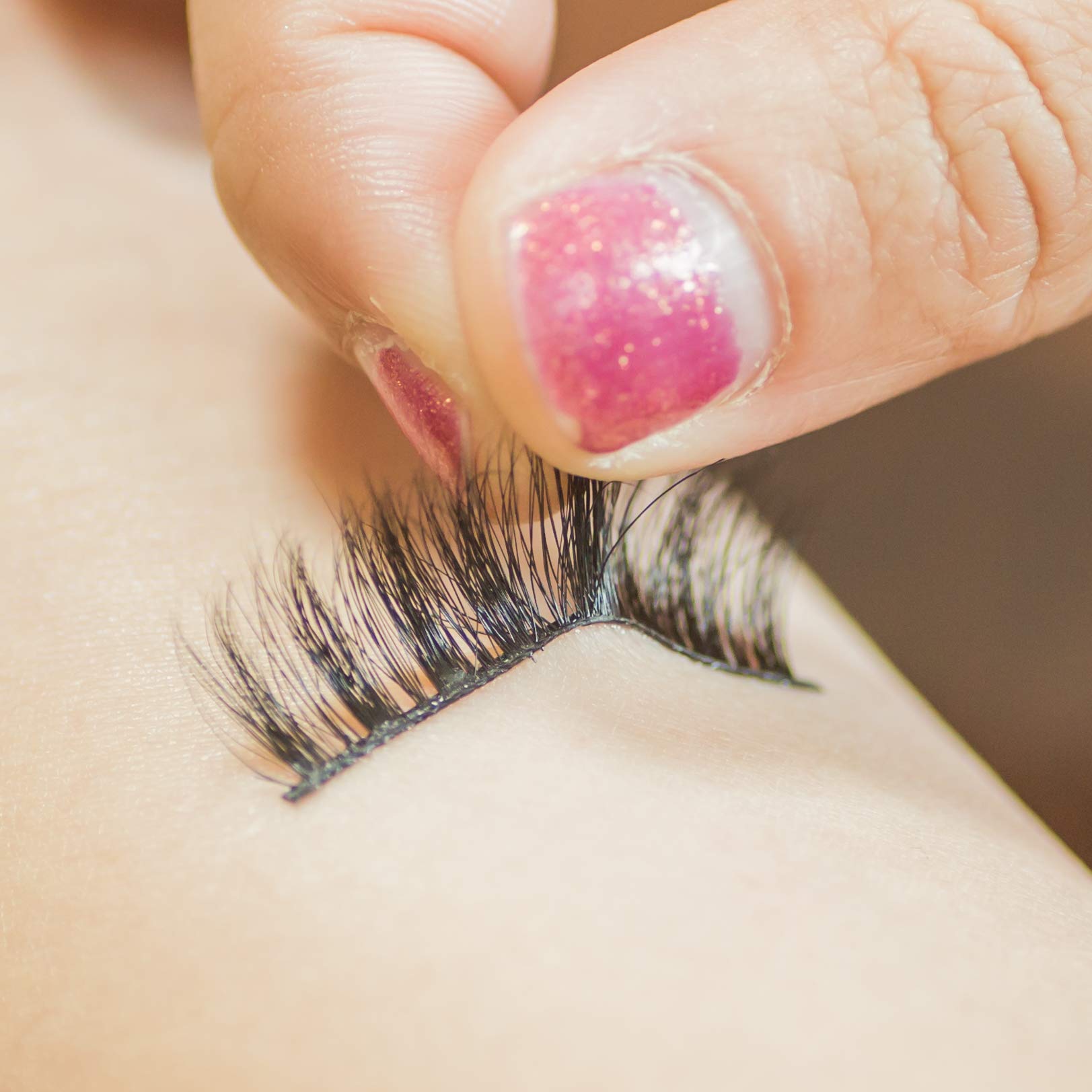 MUSELASH clear adhesive packaging emphasizes latex-free safety and clarity.