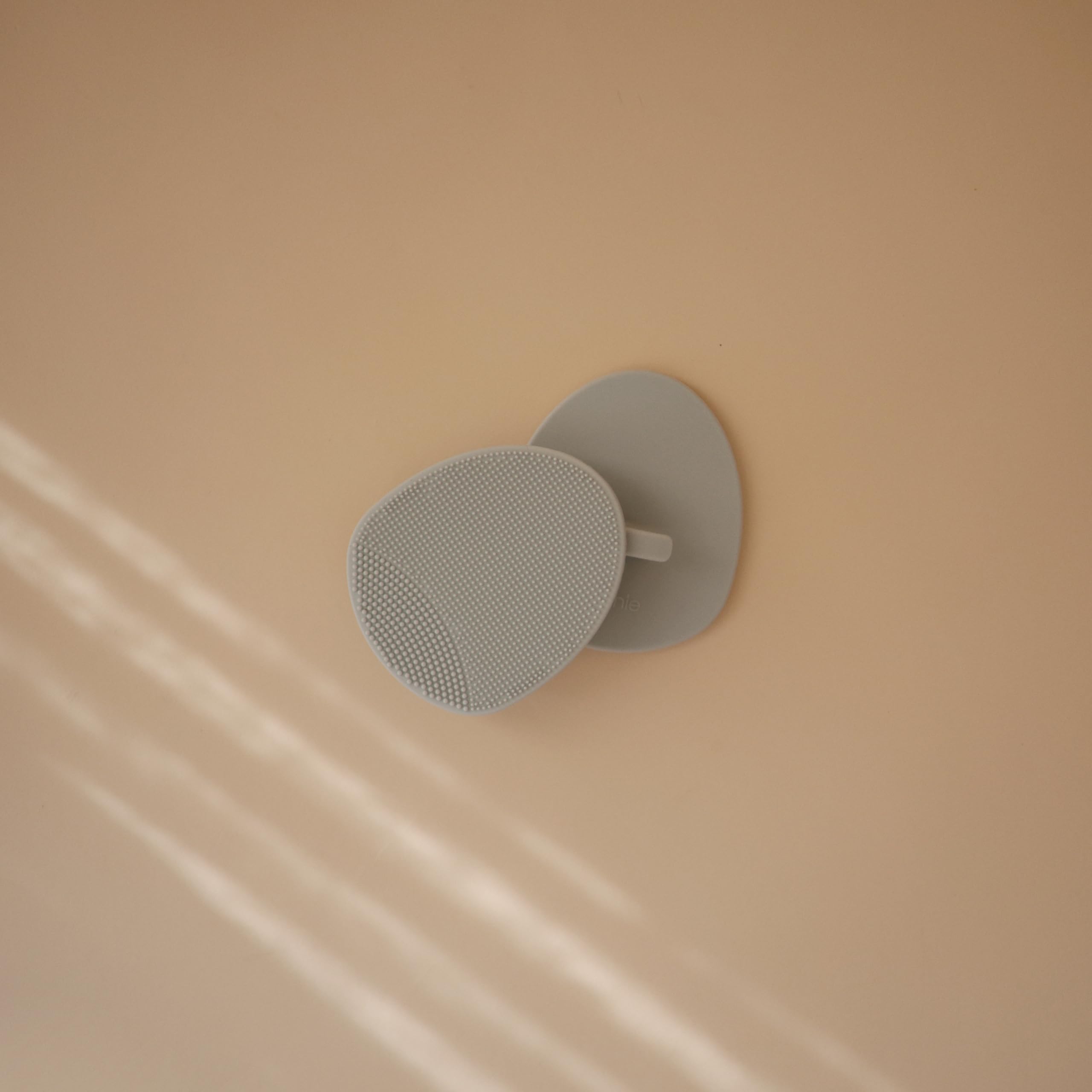 Detalle de cerdas de silicona suave Mushie para exfoliar sin irritar