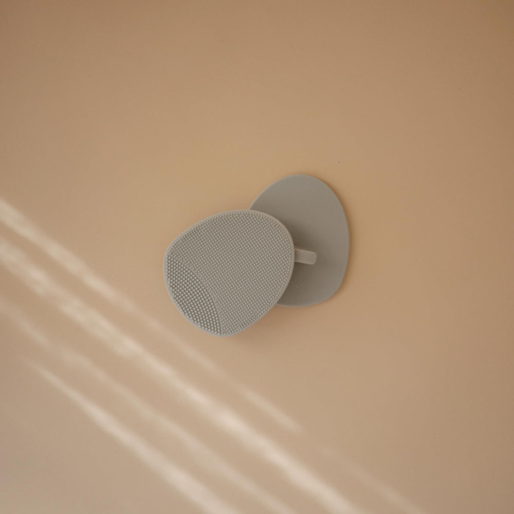 Detalle de cerdas de silicona suave Mushie para exfoliar sin irritar