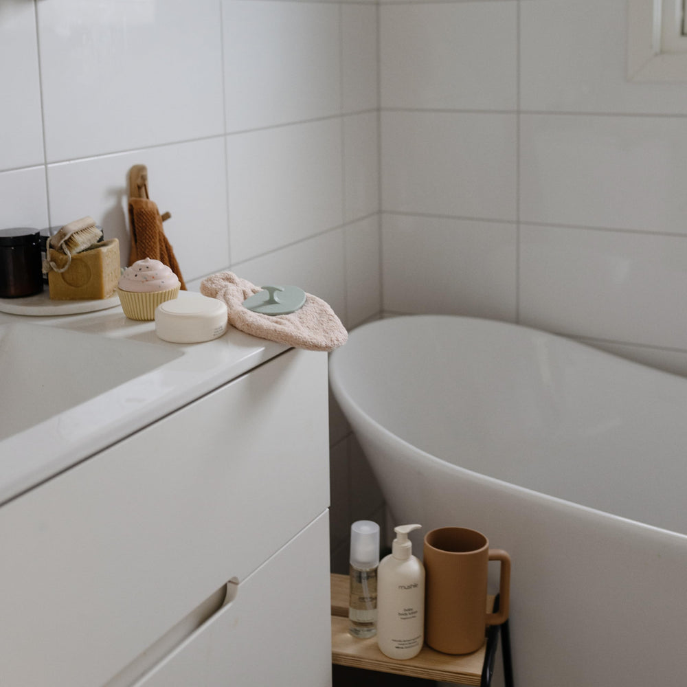 Mushie dedo ergonómico ofrece control preciso durante el baño.