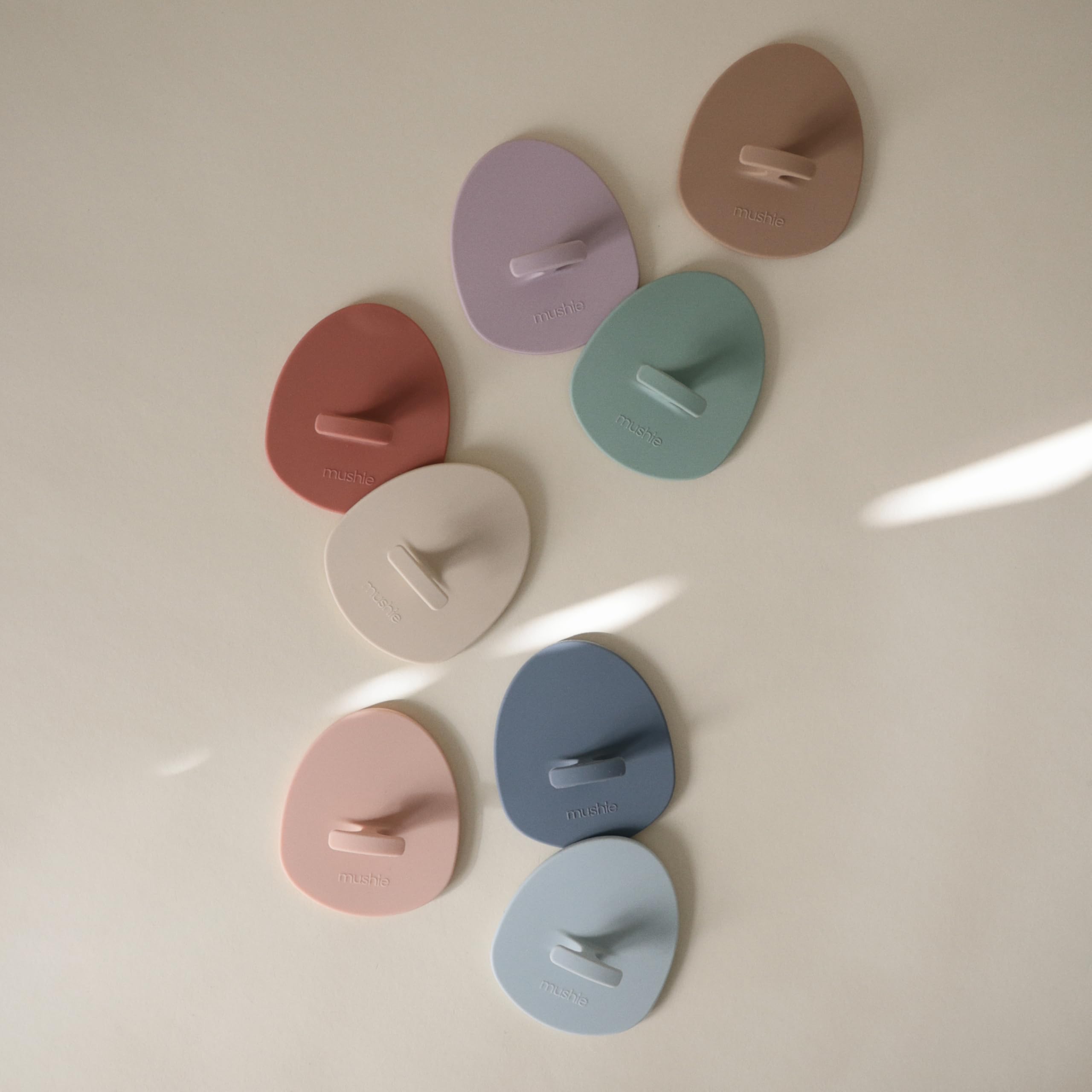 Mushie uso en baño con aplicación circular para suavizar costras.