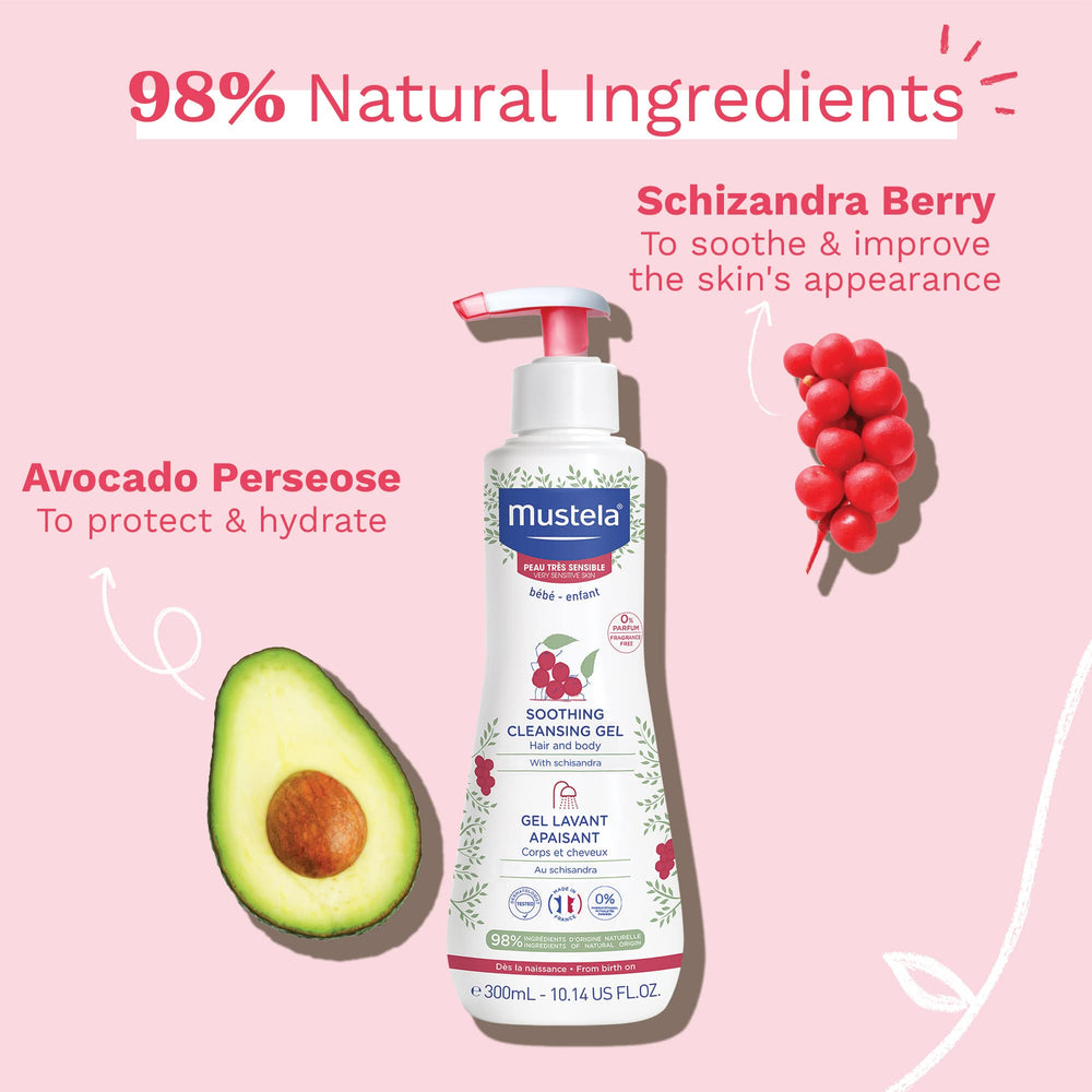 Bebé en baño usando gel Mustela, experiencia suave sin lágrimas.