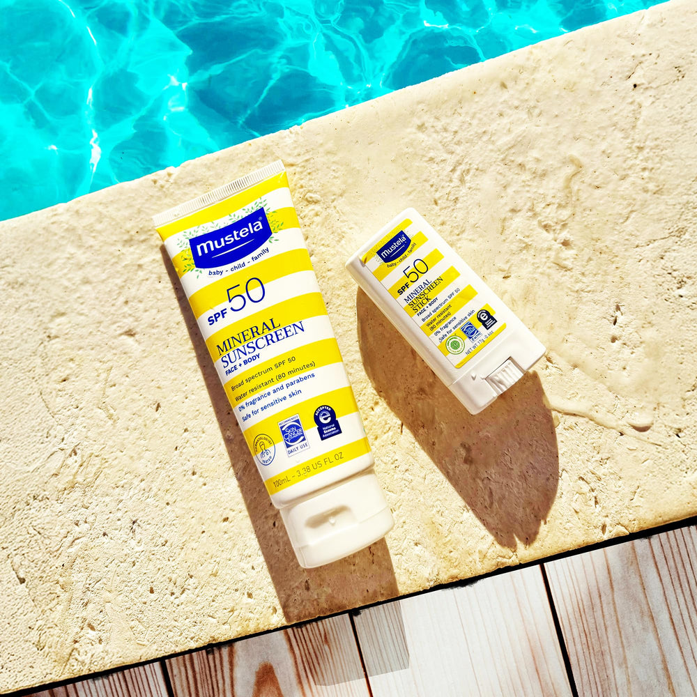 Barra solar mineral Mustela con 70% ingredientes orgánicos para cuidado suave.
