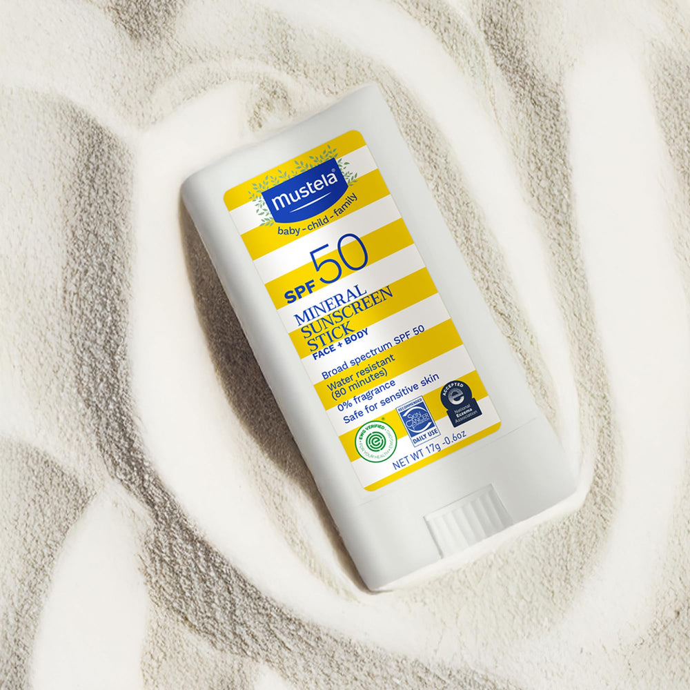 Barra solar mineral Mustela probada dermatológicamente para piel sensible.