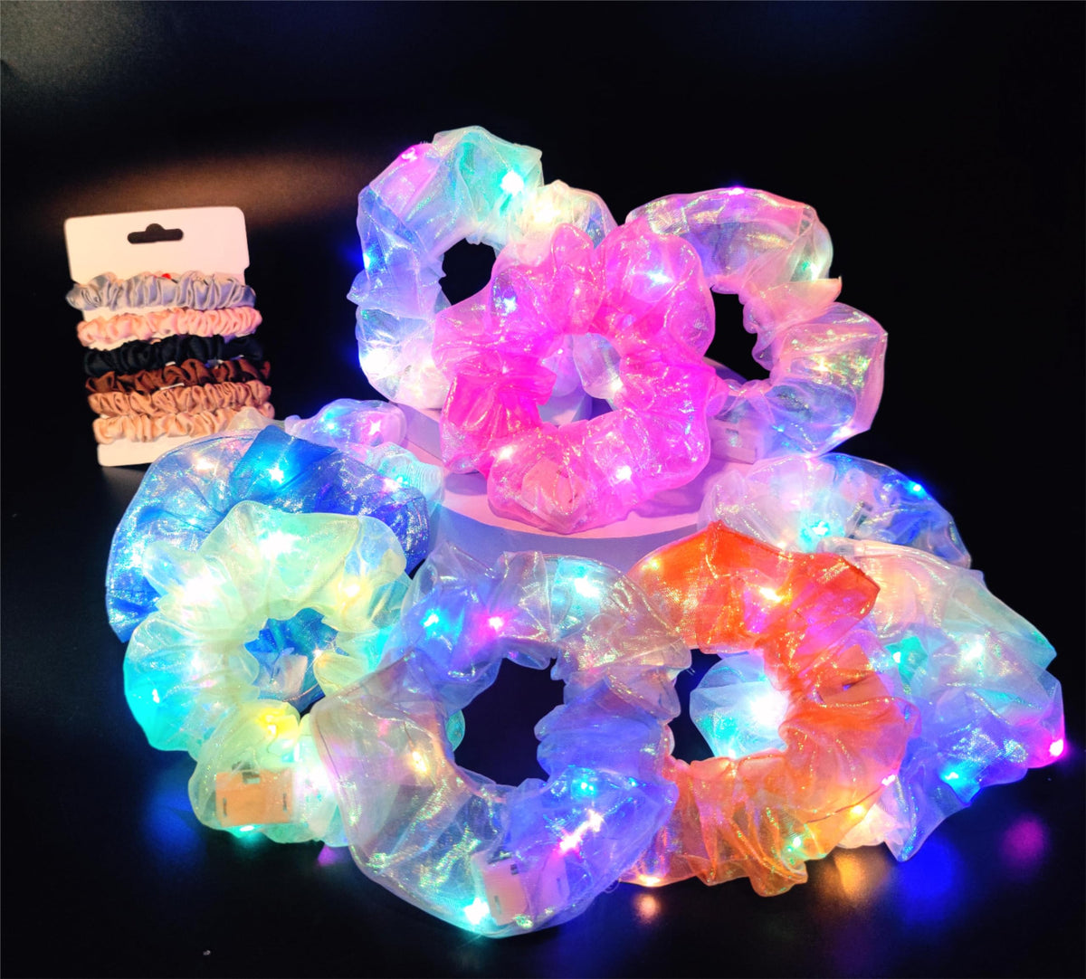MUYANN scrunchie con luz roja encendida, perfecto para fiestas nocturnas.