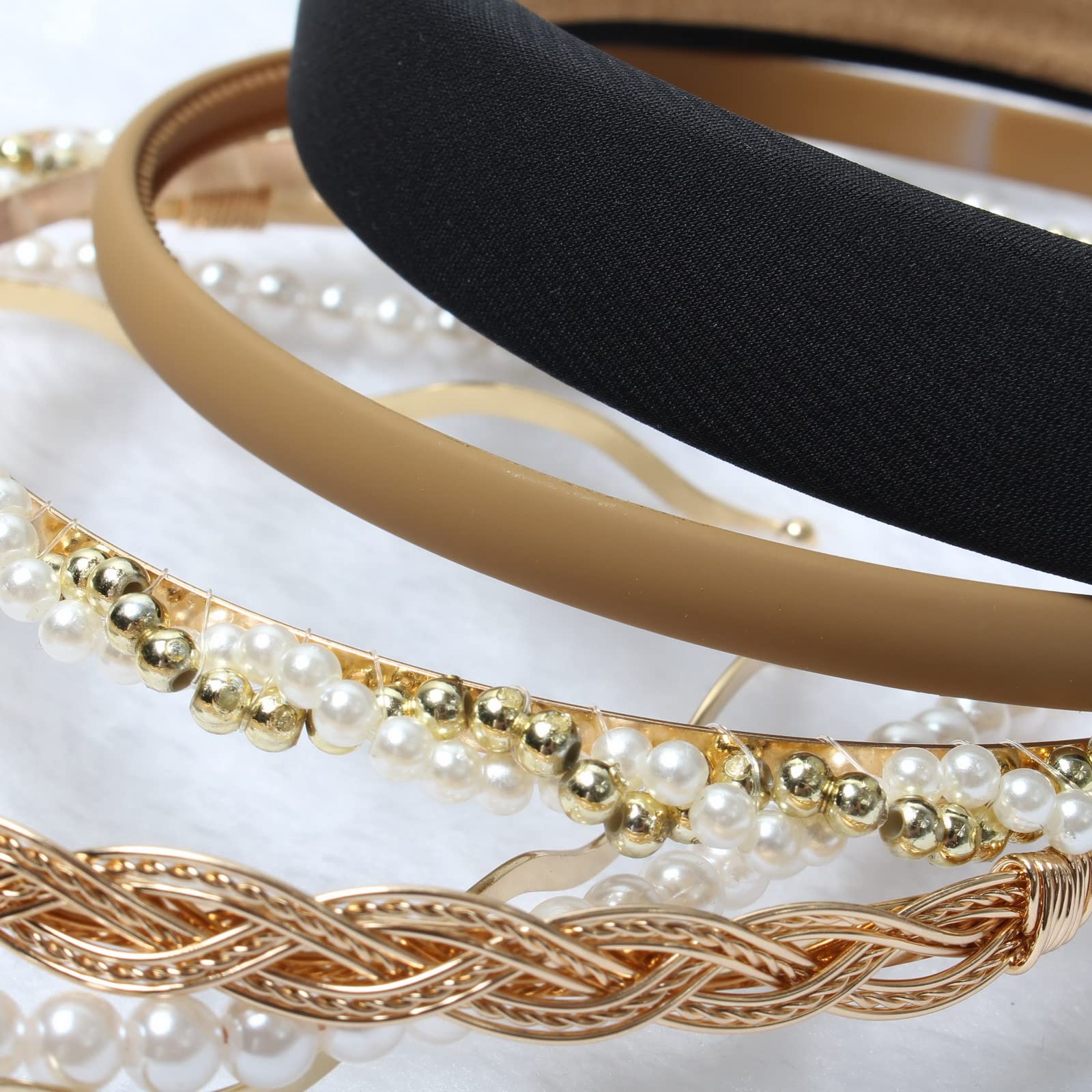 Detalle de perlas en diadema Naibirdr, accesorio sutil para cualquier look.
