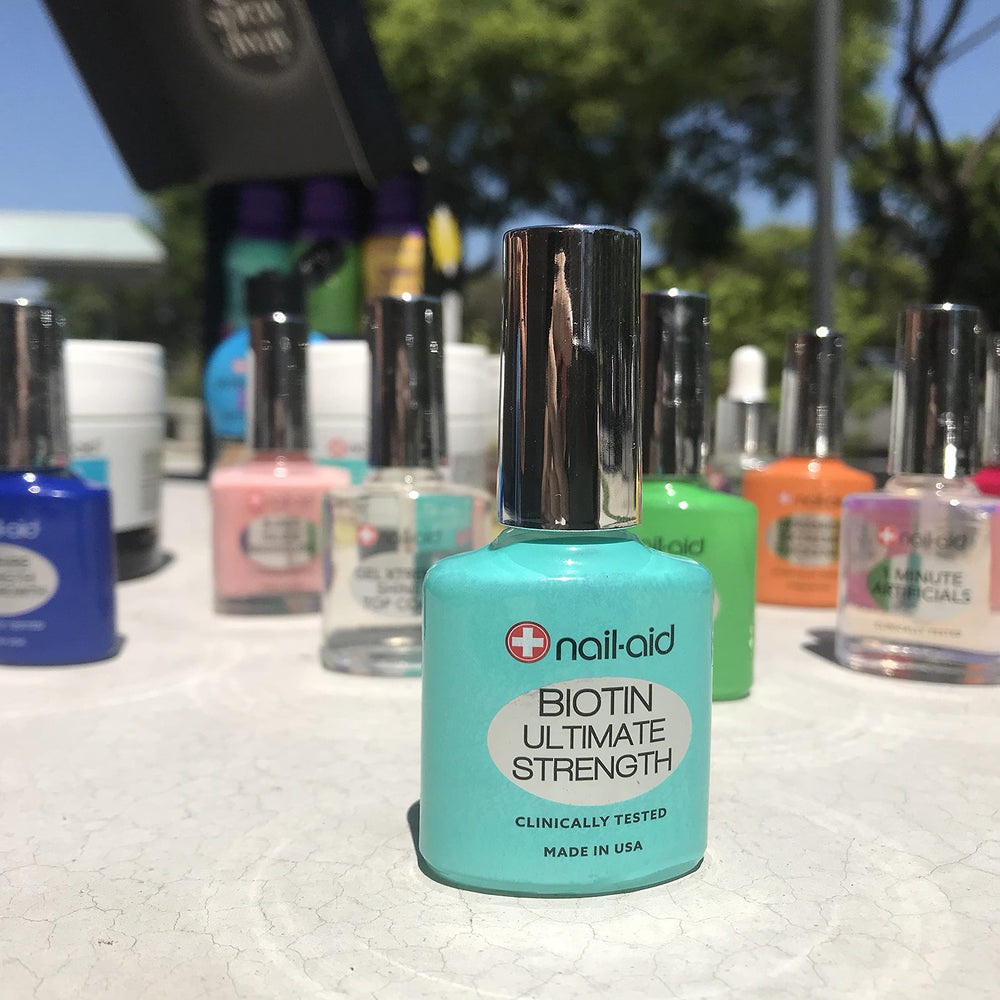 Nail-Aid Biotin Ultimate Strength ofrece uñas más fuertes y claras.