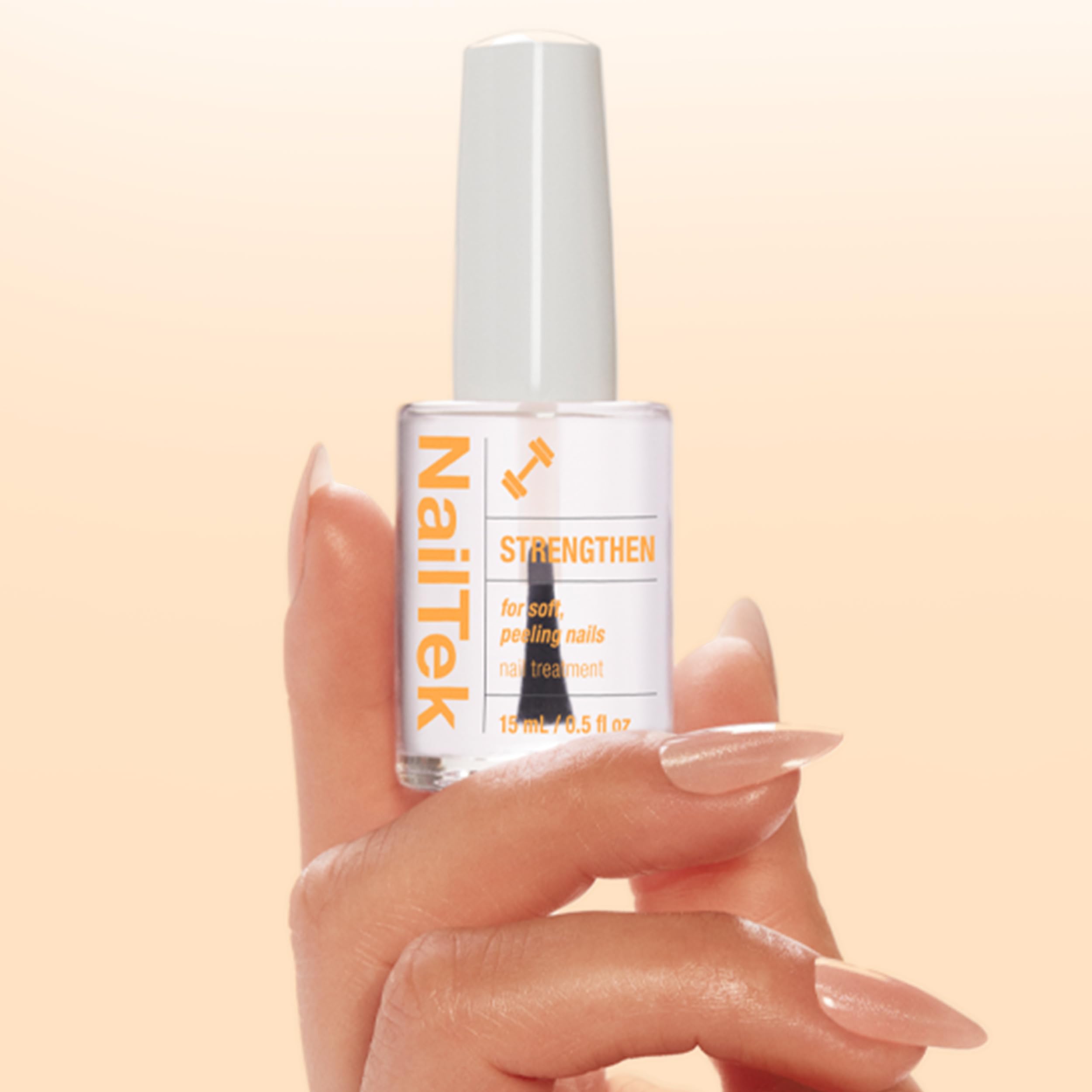 Nail Tek Formula 2 muestra mayor flexibilidad en uñas débiles.