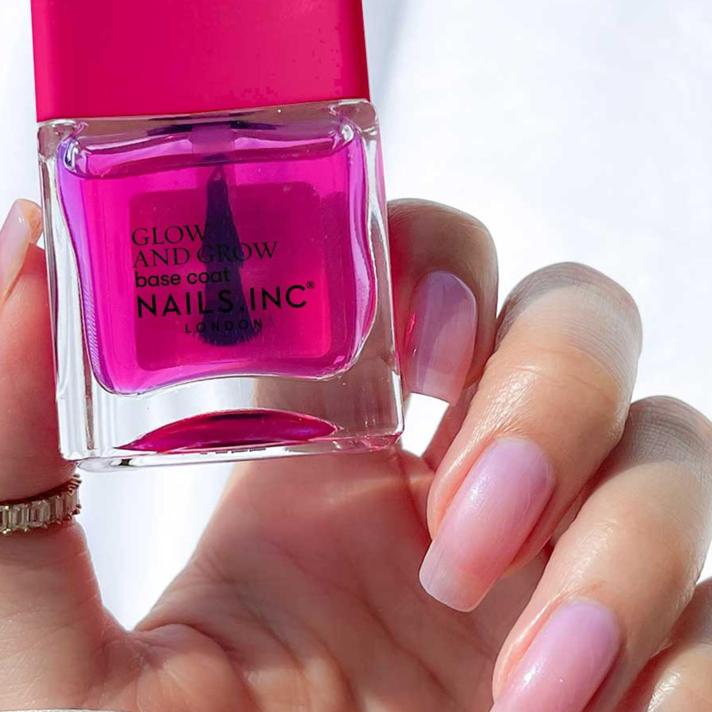 Nails.INC Hexanal-calcium-magnesium formula enhances wear and nail strength.