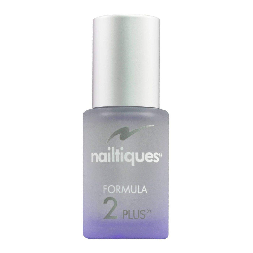 Aplicación de Nailtiques Fórmula 2 para uñas débiles y cuidadas.