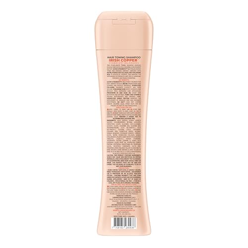 Vertido suave del champú Naissant para realzar el tono cobre irlandés.