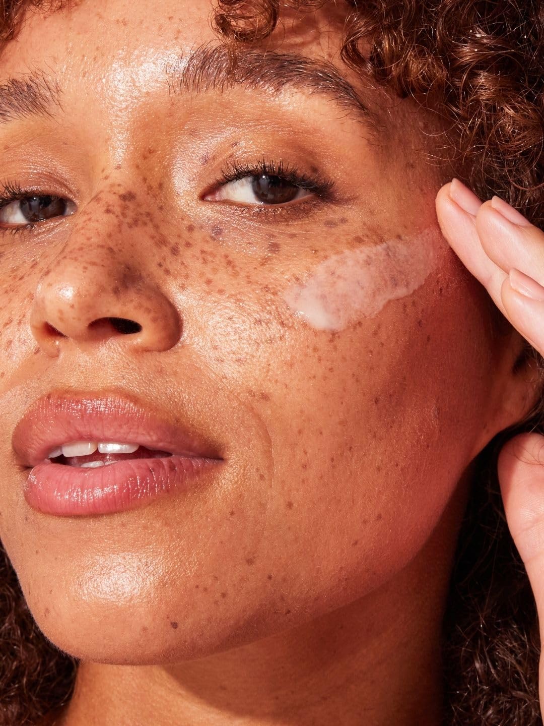 Clear gel formula without silicone for a breathable finish