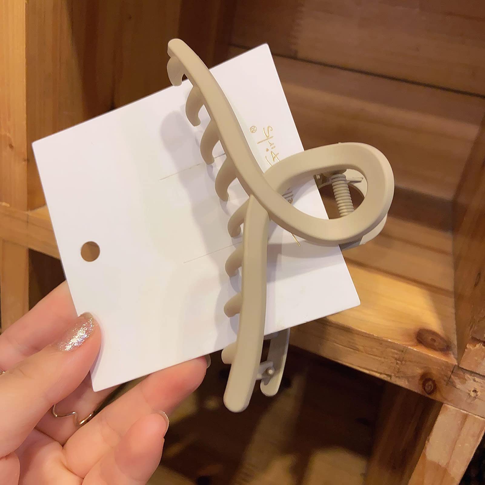 Nalodu butterfly clip packaging view shows four-piece set ready to use.