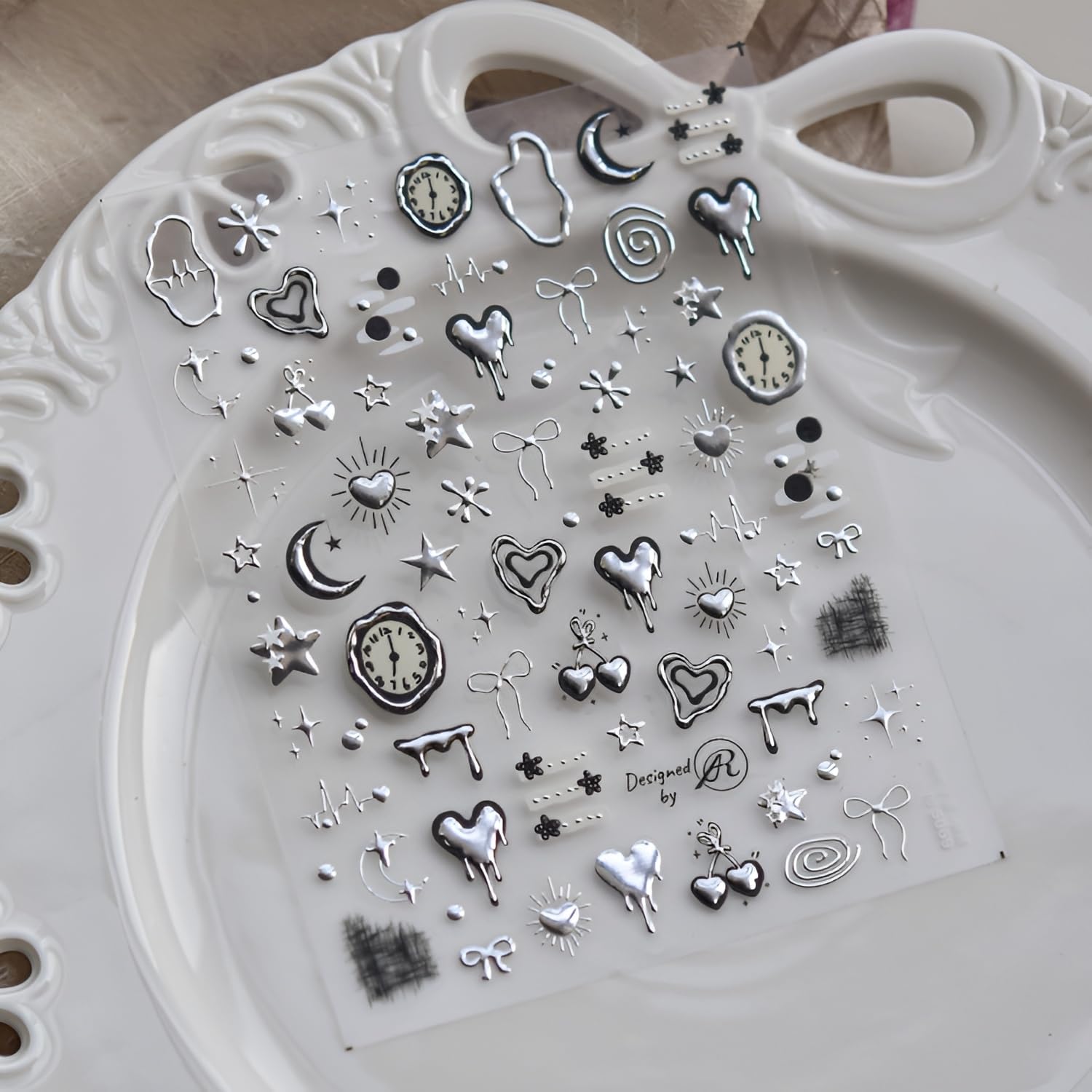 Namrec motivos lazo y reloj para un toque romántico en uñas