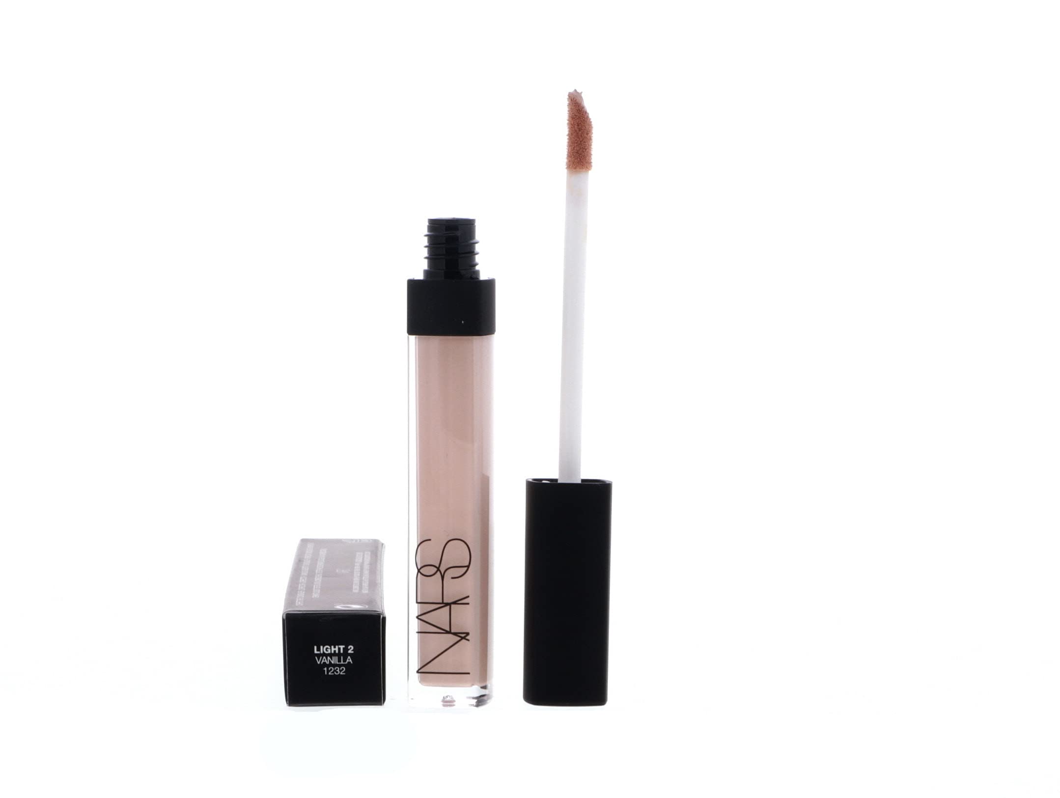 NARS Radiant Creamy Concealer Vanilla application on the cheek delivers natural radiance.