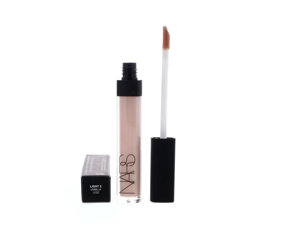 NARS Radiant Creamy Concealer Vanilla application on the cheek delivers natural radiance.