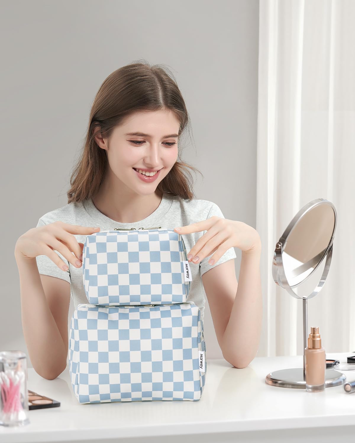 Narwey compact organization in sky blue checkered design suitable for cosmetics