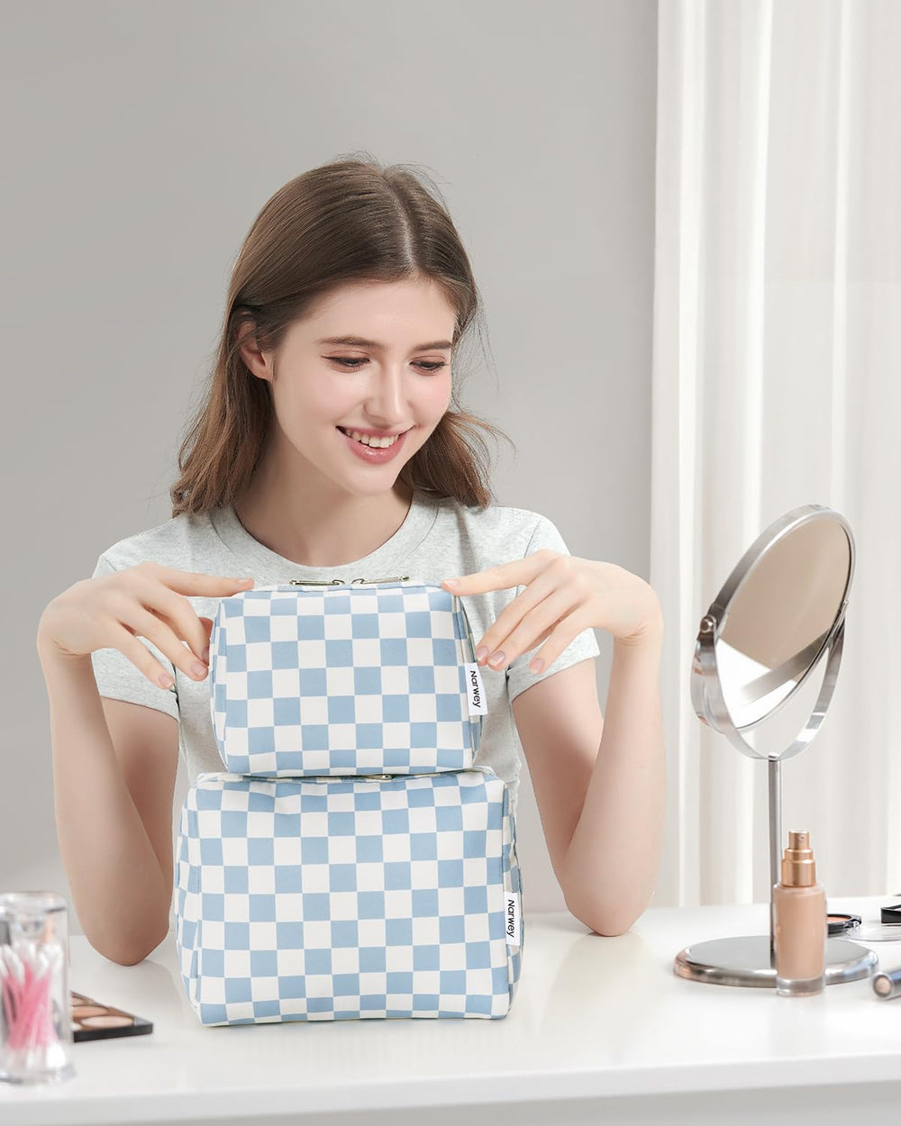 Narwey compact organization in sky blue checkered design suitable for cosmetics