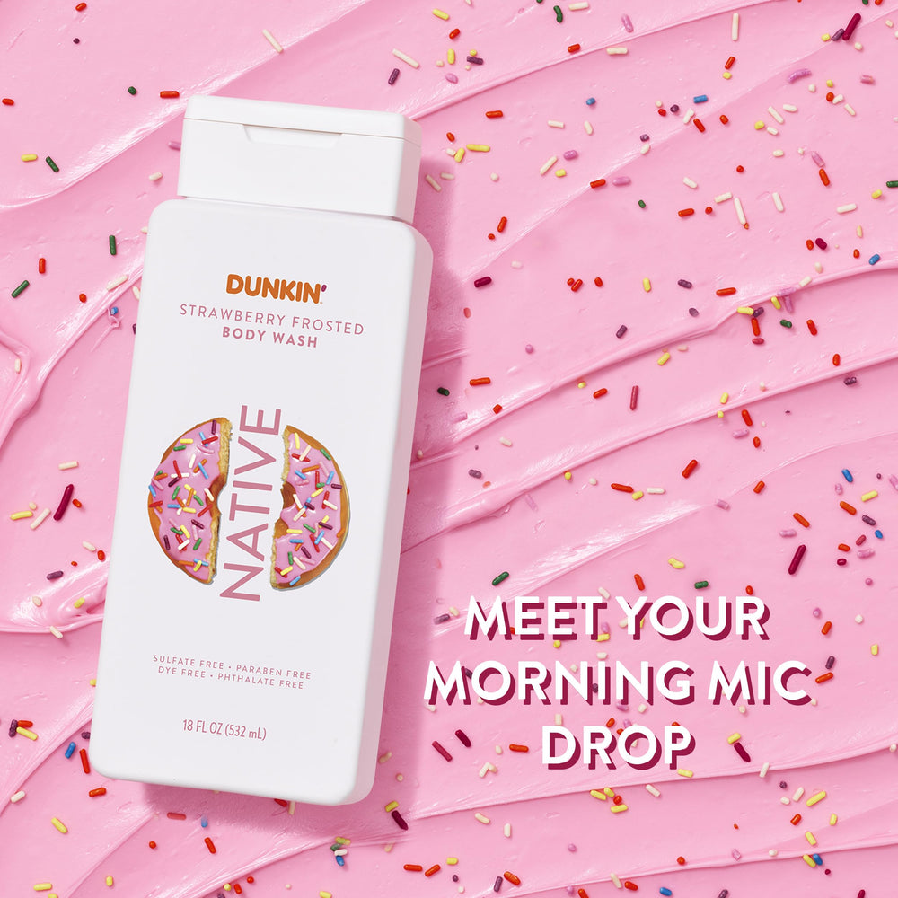 Espuma cremosa del gel Native Dunkin Fresa Glaseada sobre la piel, sensación suave