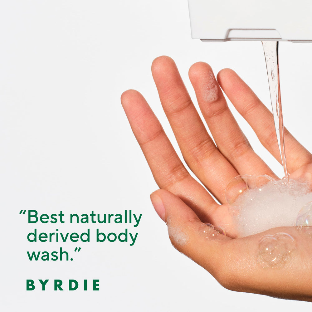 Aplicación de Native Body Wash con manos para limpieza delicada.