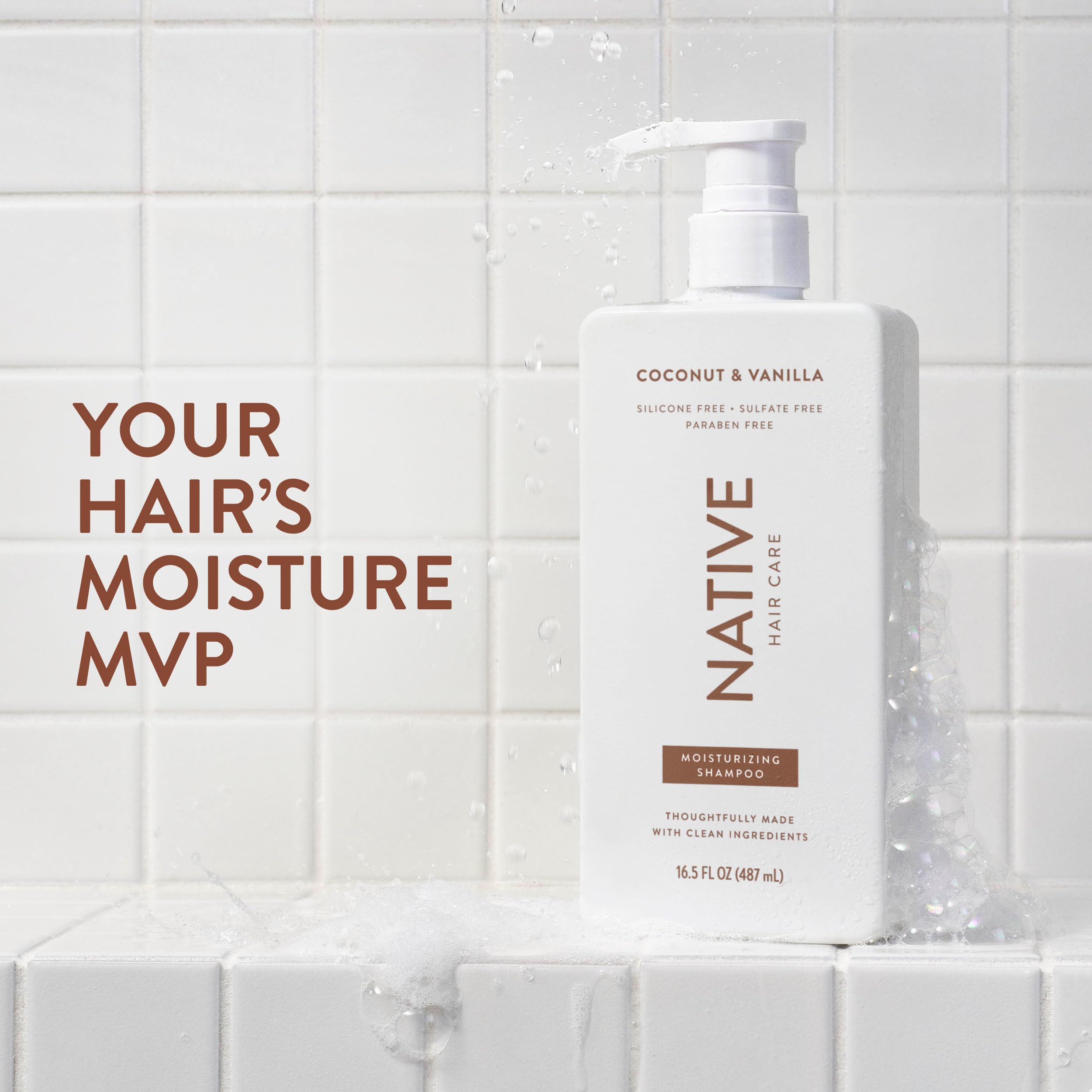 Botella de acondicionador Native Coco y Vainilla con cabello más manejable.