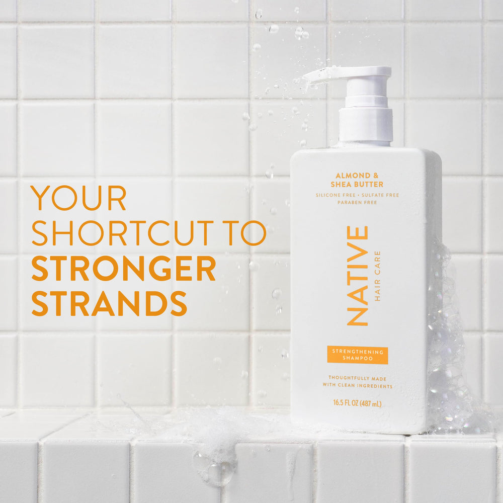 Acondicionador Native vertiendo para desenredar y suavizar el cabello.