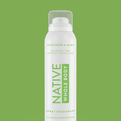 Native Desodorante corporal spray, aplicación en la mano, frescura para uso diario.