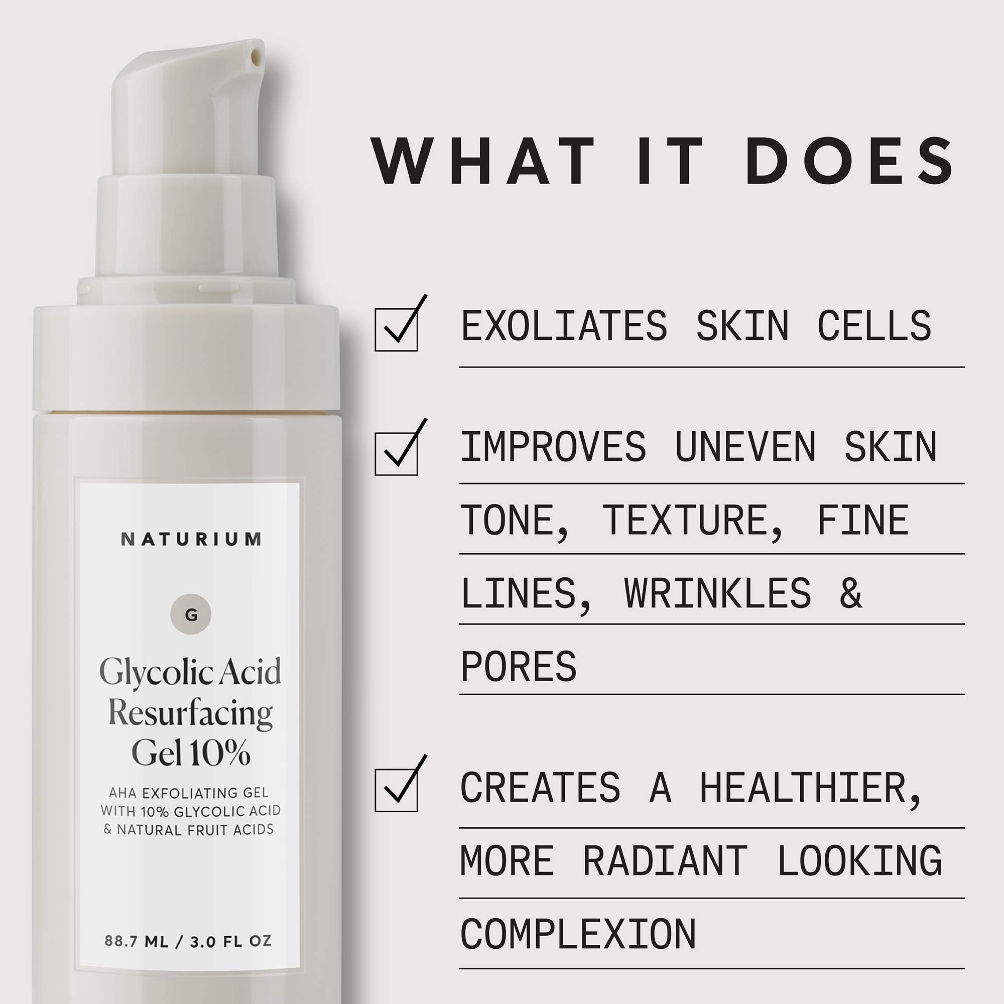 Naturium gel exfoliante 10% en la palma muestra textura de gel para uso diario.