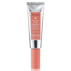 Naturium envase con acabado radiante y protección SPF50 para uso diario.
