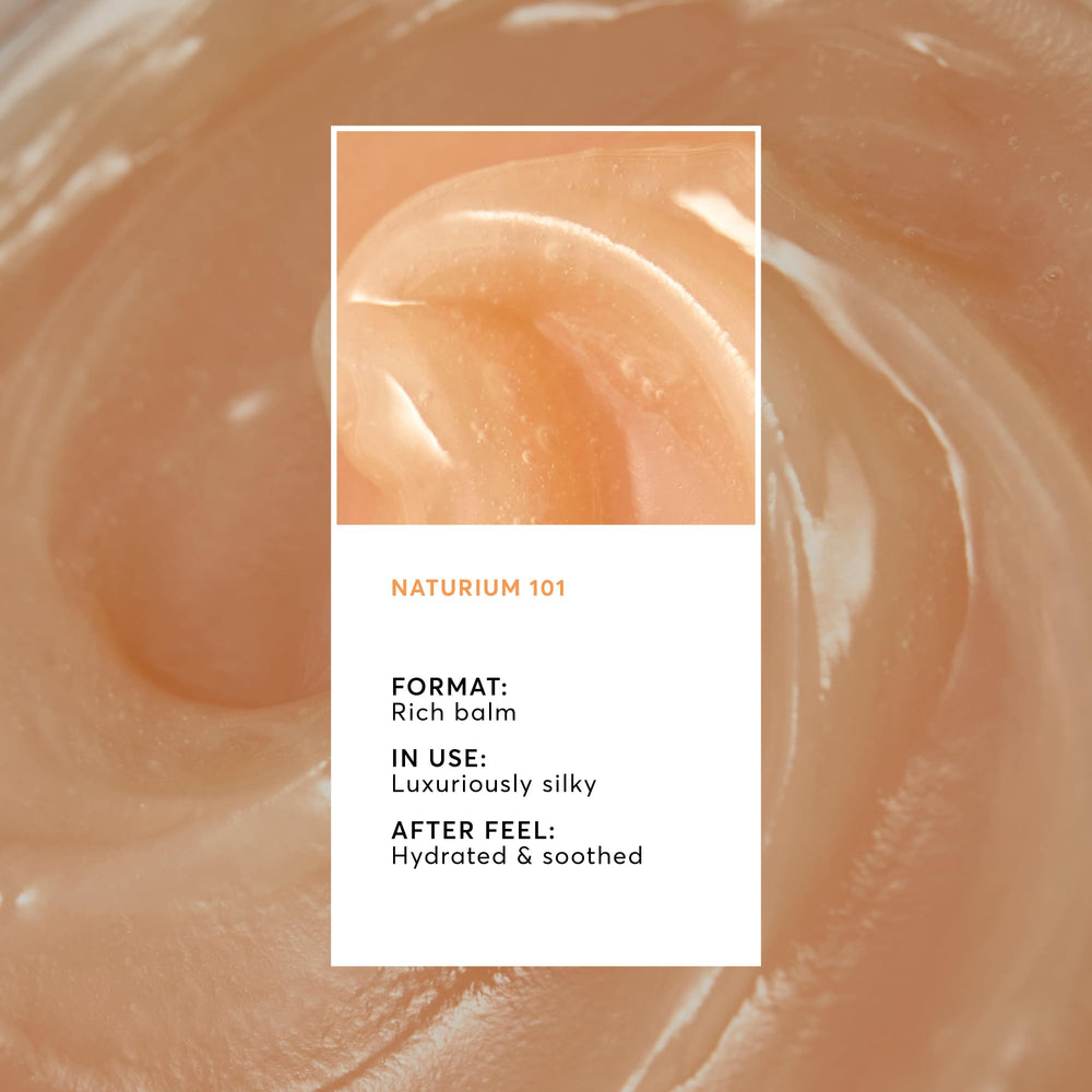 Aplicación con dedo de Naturium Phyto-Glow Lip Mask para labios suaves.