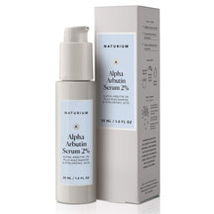 Naturium Alpha Arbutin Serum 2% en bote promueve tono uniforme y luminoso.