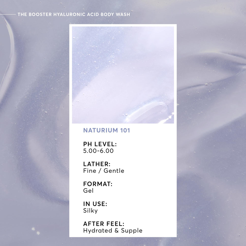 Aplicación de Naturium The Booster en manos con espuma suave para hidratación.