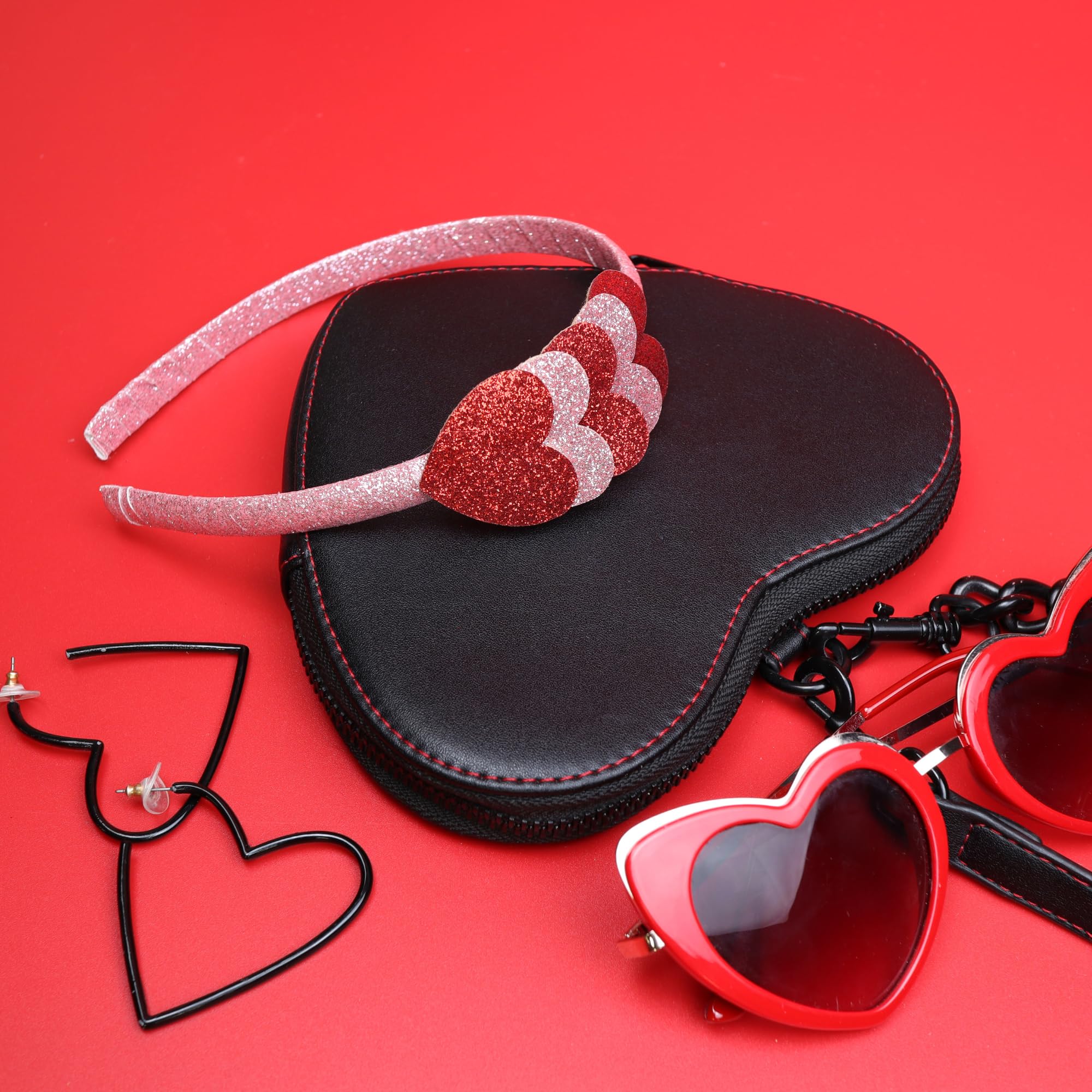Needzo diadema detalle corazones rosas, perfecto para looks románticos.